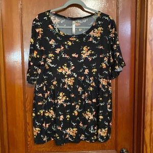 Womens 1X Simply Irresistible top. Excellent used condition.